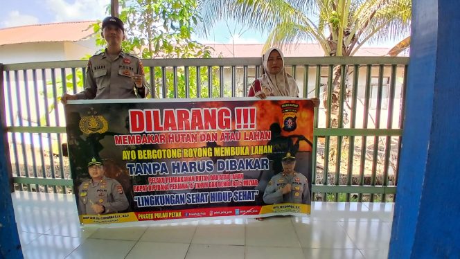 
					DALAM UPAYA PENCEGAHAN KEBARAN HUTAN DAN LAHAN, PERSONEL POLSEK PULAU PETAK SOSIALISASIKAN SANKSI PIDANA PELAKU KARHUTLA KE MASYARAKAT KECAMATAN PULAU PETAK