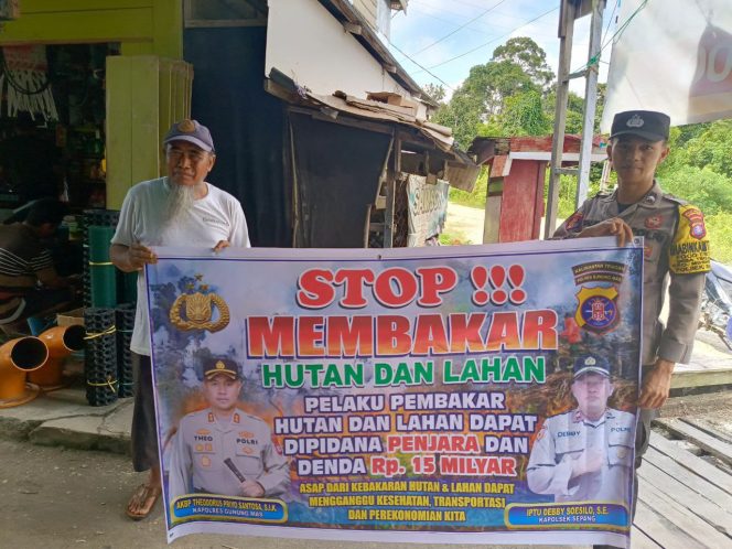 
					Sosialisasi Tentang Bahaya Kebakaran Hutan, Bhabinkamtibmas Polsek Sepang Sambang Warga