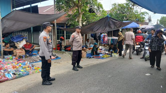 
					Untuk Mencegah terjadinya aksi Peredaran Uang Palsu, Personil Polsek Kapuas Barat Lakukan Patroli Ke Pasar Traditional