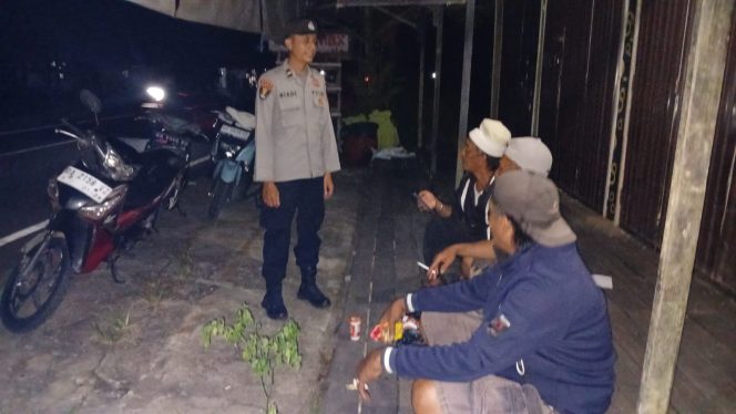 
					ANGGOTA POLSEK PULAU PETAK LAKSANAKAN PATROLI MALAM, GUNA MEWUJUDKAN KAMTIBMAS KONDUSIF DI WILAYAH KECAMATAN PULAU PETAK