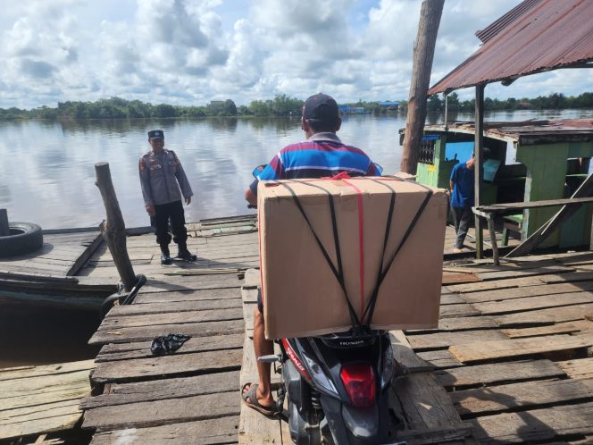 
					PASTIKAN KAMTIBMAS KONDUSIF, PERSONEL POLSEK PULAU PETAK LAKSANAKAN PATROLI DIALOGIS DERMAGA PELABUHAN PENYEBERANGAN DESA SEI TATAS HILIR