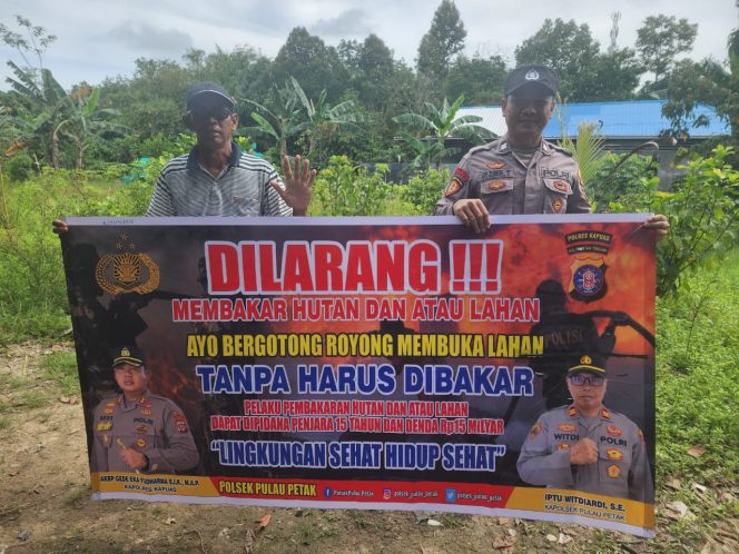 
					DALAM UPAYA PENCEGAHAN KEBARAN HUTAN DAN LAHAN, PERSONEL POLSEK PULAU PETAK SOSIALISASIKAN SANKSI PIDANA PELAKU KARHUTLA KE MASYARAKAT KECAMATAN PULAU PETAK