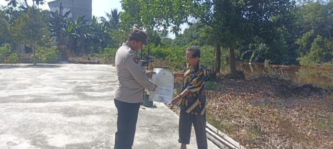 
					Personel Polsek Basarang Himbau Maklumat Polda Kalteng Dengan Warga Di Wilayah Hukumnya