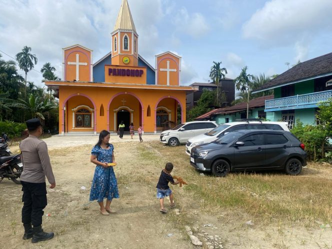 
					Jamin Ibadah Minggu Berjalan Aman, Polsek Tewah Gelar Patroli di Sejumlah Gereja