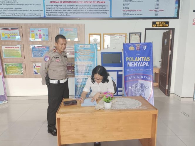 
					Polantas Menyapa, Kanit Regident Bantu Masyarakat di Loket SIM