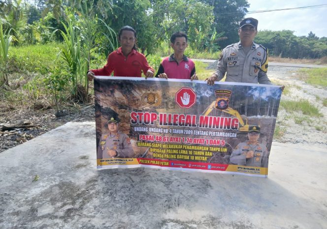 
					PERSONEL POLSEK PULAU PETAK LAKSANAKAN SOSIALISASI ILEGAL MINING KE MASYARAKAT GUNA PENCEGAHAN TAMBANG LIAR DI WILAYAH KECAMATAN PULAU PETAK