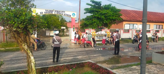 
					Atur Arus Kendaraan Lalu Lintas Pagi, Sat Lantas Polres Gunung Mas Turun ke Jalan