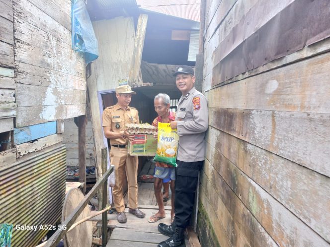 
					Polsek Kapuas Barat berikan Baksos Sembako Kepada Warga Yang Tekena Musibah (Rumahnya Roboh) Di Kelurahan Mandomai.