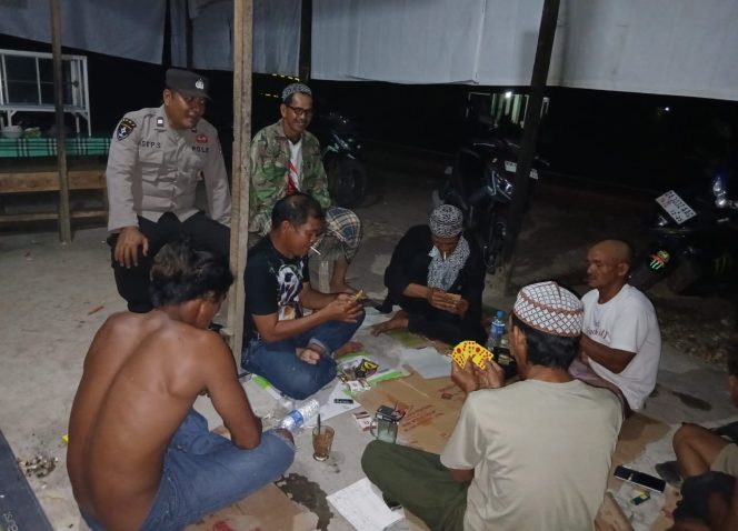 
					ANGGOTA POLSEK PULAU PETAK LAKSANAKAN PATROLI MALAM, GUNA MEWUJUDKAN KAMTIBMAS KONDUSIF DI WILAYAH KECAMATAN PULAU PETAK