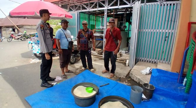 
					WUJUDKAN KEAMANAN DI TENGAH MASYARAKAT PERSONEL POLSEK PULAU PETAK PATROLI PASAR MINGGUAN