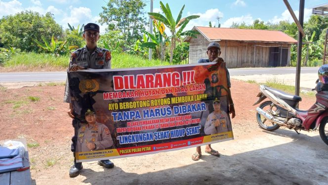 
					DALAM UPAYA PENCEGAHAN KEBARAN HUTAN DAN LAHAN, PERSONEL POLSEK PULAU PETAK SOSIALISASIKAN SANKSI PIDANA PELAKU KARHUTLA KE MASYARAKAT KECAMATAN PULAU PETAK