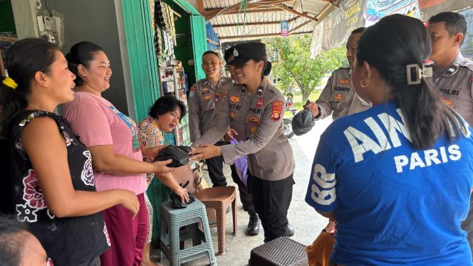 
					Jaga Kamtibmas, Sat Binmas Polres Gumas Sambangi Warga dan Beri Tali Asih Sembako