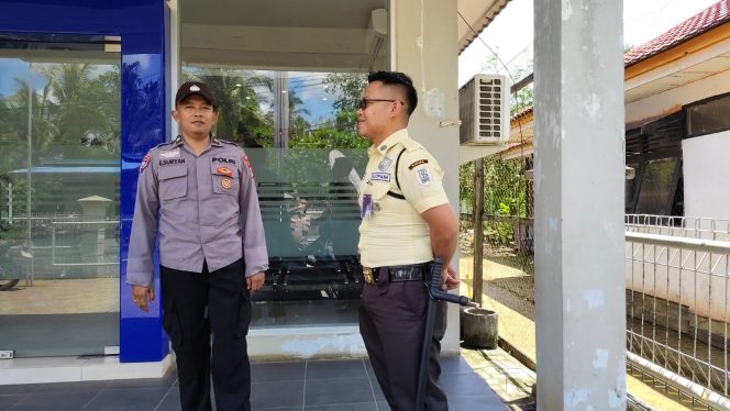 
					Polsek Kapuas Barat Lakukan Patroli Dengan Sasaran Obyek Vital