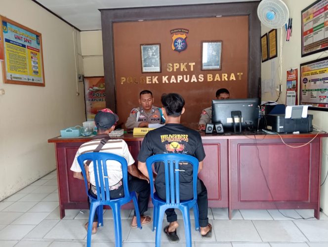 
					Dalam Bentuk Pelayanan, Personil Polsek Kapuas Barat Menerima Masyarakat Yang Berkunjung Dengan Mempedomani 3 S (Senyum, Sapa, Salam)