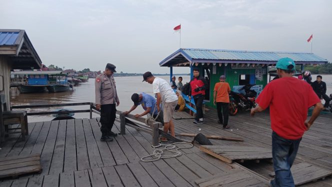 
					Polsek Kapuas Barat Patroli Rutin Ke Feri Penyeberangan Guna Kelancaran Lalu Lintas Kendaraan