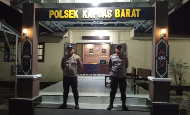 
					Perketat Pengamanan Penjagaan Mako, Petugas Polsek Kapuas Barat Siaga Di Pelayanan Spkt