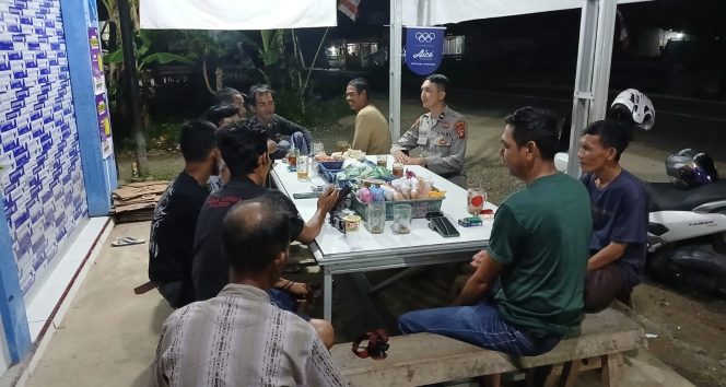 
					ANGGOTA POLSEK PULAU PETAK LAKSANAKAN PATROLI MALAM, GUNA MEWUJUDKAN KAMTIBMAS KONDUSIF DI WILAYAH KECAMATAN PULAU PETAK