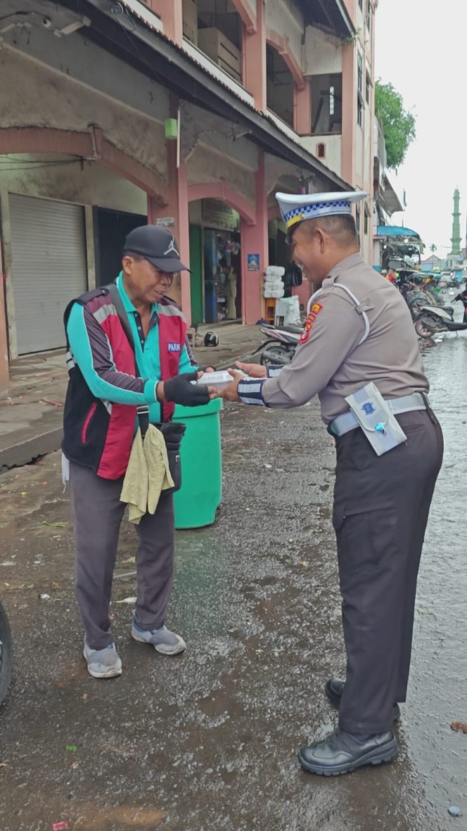 
					Polantas Menyapa, Satlantas Polres Kotim Berbagi Untuk mereka yg bekerja mencar Nafkah.