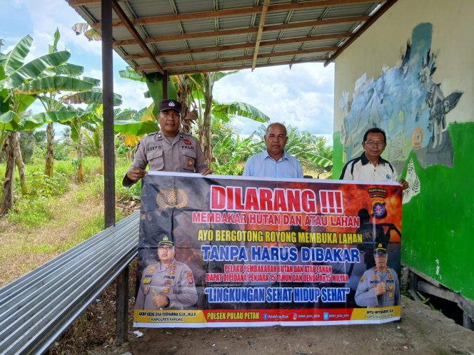 
					DALAM UPAYA PENCEGAHAN KEBARAN HUTAN DAN LAHAN, PERSONEL POLSEK PULAU PETAK SOSIALISASIKAN SANKSI PIDANA PELAKU KARHUTLA KE MASYARAKAT KECAMATAN PULAU PETAK