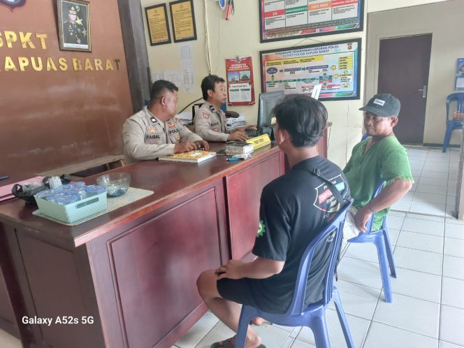 
					Siap Melayani Personil SPKT Kapuas Barat  Rutin Tingkat Keamanan Dan Kenyamanan Masyarakat Yang Datang