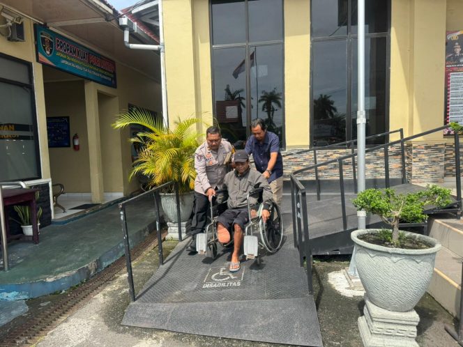 
					SPKT Polres Kotim Berikan Pelayanan Prima kepada Masyarakat yang Datang ke Kantor Polres