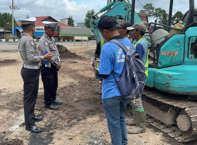 
					Melalui Program “Polantas Menyapa”, Unit Kamsel Sat Lantas Polres Pulang Pisau Edukasi Warga Tentang Tertib Lalu Lintas