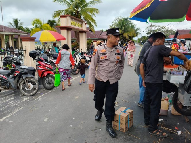 
					Tingkatkan Keamanan Dan Kenyamanan Bagi Pengunjung, Personil Polsek Kapuas Barat Patroli Di Pasar Mandomai