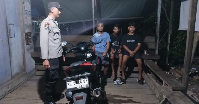 ANGGOTA POLSEK PULAU PETAK LAKSANAKAN PATROLI MALAM, GUNA MEWUJUDKAN KAMTIBMAS KONDUSIF DI WILAYAH KECAMATAN PULAU PETAK