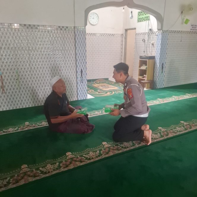 Polantas Menyapa, Satlantas Polres Kotim Berbagi Untuk Jama’ah Sholat.