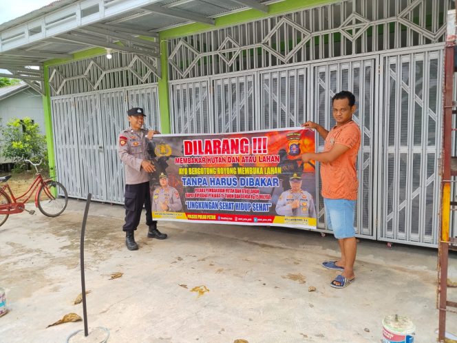 DALAM UPAYA PENCEGAHAN KEBARAN HUTAN DAN LAHAN, PERSONEL POLSEK PULAU PETAK SOSIALISASIKAN SANKSI PIDANA PELAKU KARHUTLA KE MASYARAKAT KECAMATAN PULAU PETAK