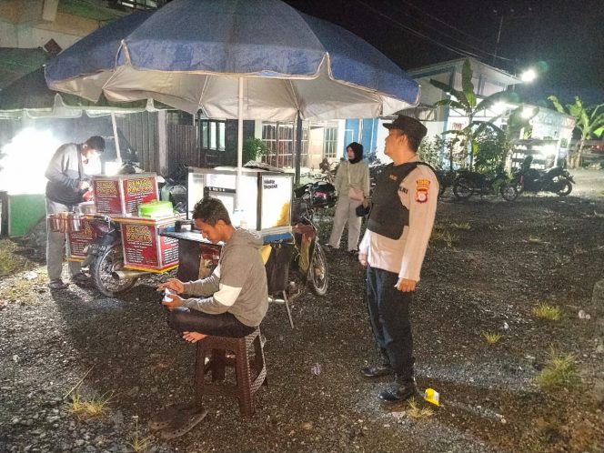 ANGGOTA POLSEK PULAU PETAK LAKSANAKAN PATROLI MALAM, GUNA MEWUJUDKAN KAMTIBMAS KONDUSIF DI WILAYAH KECAMATAN PULAU PETAK
