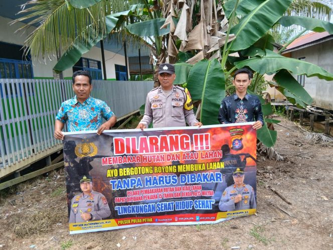 DALAM UPAYA PENCEGAHAN KEBARAN HUTAN DAN LAHAN, PERSONEL POLSEK PULAU PETAK SOSIALISASIKAN SANKSI PIDANA PELAKU KARHUTLA KE MASYARAKAT KECAMATAN PULAU PETAK