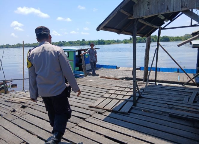PASTIKAN KAMTIBMAS KONDUSIF, PERSONEL POLSEK PULAU PETAK LAKSANAKAN PATROLI DIALOGIS DERMAGA PELABUHAN PENYEBERANGAN DESA SEI TATAS HILIR