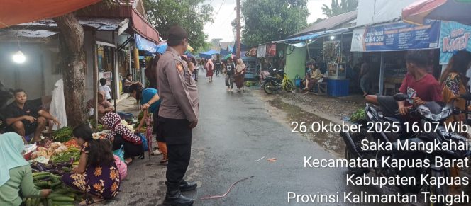 Patroli Kepasar Harian Desa Saka Mangkahai Personil Polsek Kapuas Barat Jaga keamanan Dan Ketertiban Sekitarnya
