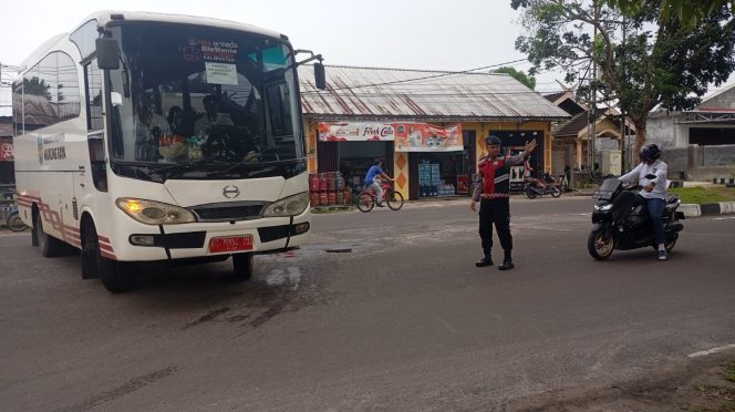 
					Sat Samapta Polres Sukamara Tertibkan Arus Lalin di Jl. Tjilik Riwut
