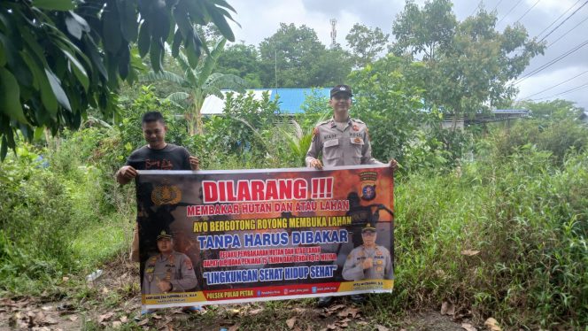 DALAM UPAYA PENCEGAHAN KEBARAN HUTAN DAN LAHAN, PERSONEL POLSEK PULAU PETAK SOSIALISASIKAN SANKSI PIDANA PELAKU KARHUTLA KE MASYARAKAT KECAMATAN PULAU PETAK