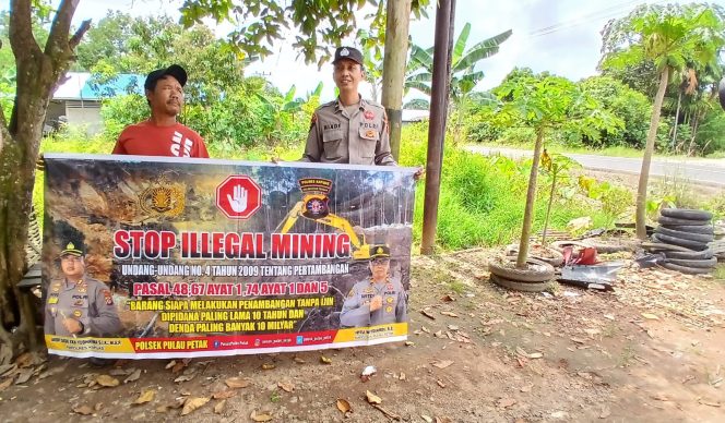 PERSONEL POLSEK PULAU PETAK LAKSANAKAN SOSIALISASI ILEGAL MINING KE MASYARAKAT GUNA PENCEGAHAN TAMBANG LIAR DI WILAYAH KECAMATAN PULAU PETAK