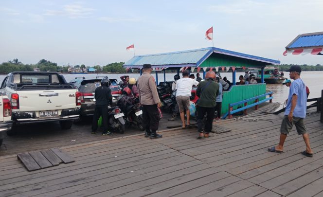 Patroli Ke Ferry Penyebrangan Saka Mangkahai Personil Polsek Kapuas Barat Himbau Agar Masyarakat Hati-Hati Saat Menyeberang