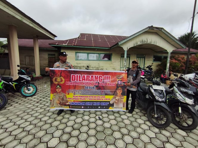 Personil Polsek Kapuas Barat Sosialisasi Di Desa Sei Kayu Guna Cegah Kebakaran Hutan dan Lahan