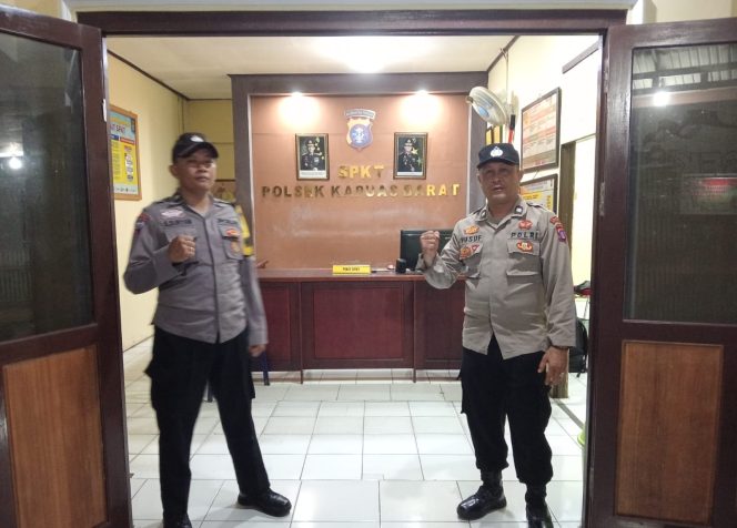 Tidak Hanya Siang Hari Anggota Personil Polsek Kapuas Barat Juga Gencar Perketat Keamanan disekitar Mako Saat Malam Hari