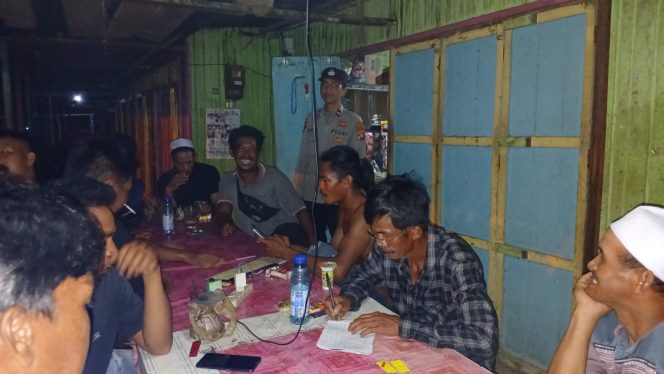 
					ANGGOTA POLSEK PULAU PETAK LAKSANAKAN PATROLI MALAM, GUNA MEWUJUDKAN KAMTIBMAS KONDUSIF DI WILAYAH KECAMATAN PULAU PETAK