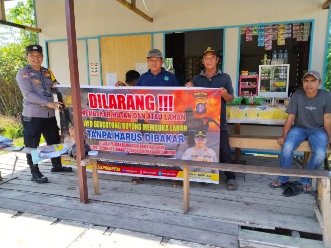 DALAM UPAYA PENCEGAHAN KEBARAN HUTAN DAN LAHAN, PERSONEL POLSEK PULAU PETAK SOSIALISASIKAN SANKSI PIDANA PELAKU KARHUTLA KE MASYARAKAT KECAMATAN PULAU PETAK