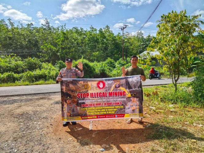 PERSONEL POLSEK PULAU PETAK LAKSANAKAN SOSIALISASI ILEGAL MINING KE MASYARAKAT GUNA PENCEGAHAN TAMBANG LIAR DI WILAYAH KECAMATAN PULAU PETAK