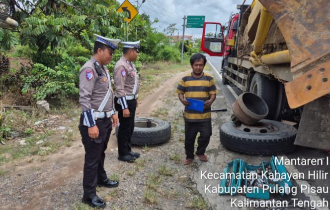 Lewat Program ‘Polantas Menyapa’, Polisi di Pulang Pisau Turun Langsung Ajak Pengendara Tertib