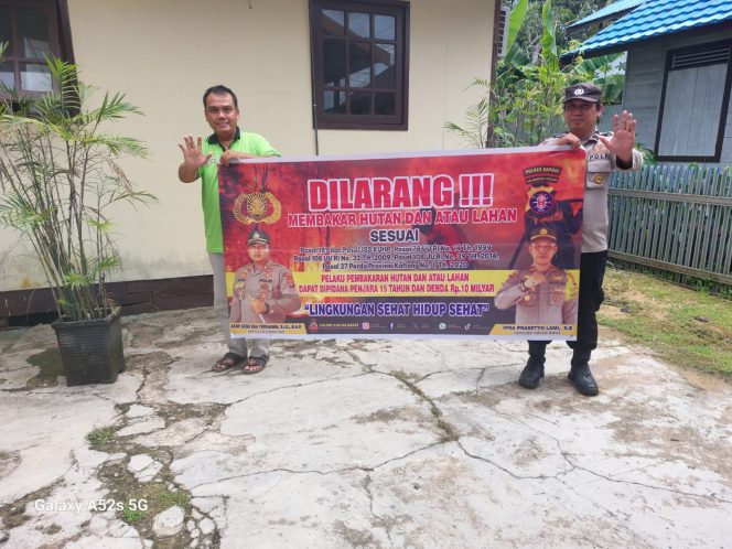 
					Cegah Kebakaran Hutan dan Lahan (Karhutla) Personel  Polsek Kapuas Barat Lakukan Himbauan Kepada Masyarakat