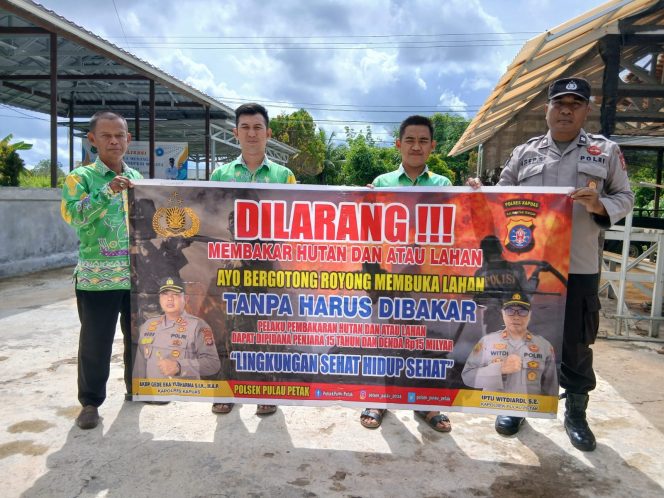 DALAM UPAYA PENCEGAHAN KEBARAN HUTAN DAN LAHAN, PERSONEL POLSEK PULAU PETAK SOSIALISASIKAN SANKSI PIDANA PELAKU KARHUTLA KE MASYARAKAT KECAMATAN PULAU PETAK