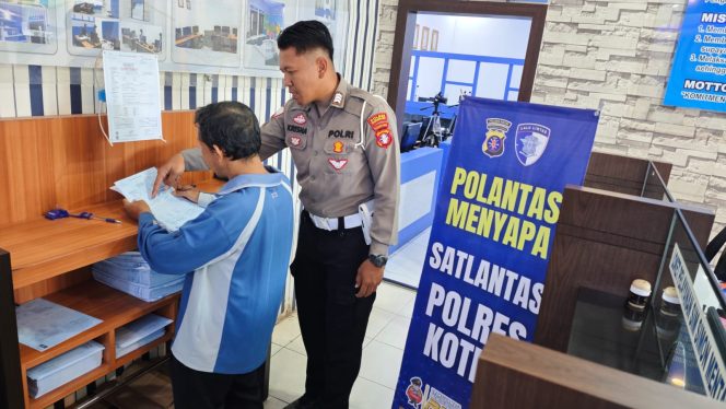 Satlantas Polres Kotim laksanakan Polantas Menyapa di Samsat dan Satpas