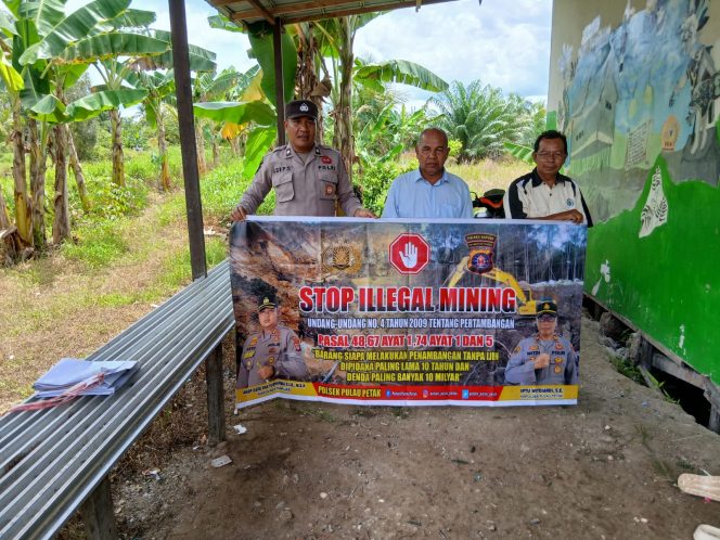 PERSONEL POLSEK PULAU PETAK LAKSANAKAN SOSIALISASI ILEGAL MINING KE MASYARAKAT GUNA PENCEGAHAN TAMBANG LIAR DI WILAYAH KECAMATAN PULAU PETAK