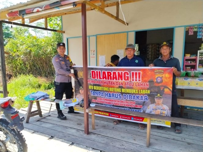 
					DALAM UPAYA PENCEGAHAN KEBARAN HUTAN DAN LAHAN, PERSONEL POLSEK PULAU PETAK SOSIALISASIKAN SANKSI PIDANA PELAKU KARHUTLA KE MASYARAKAT KECAMATAN PULAU PETAK