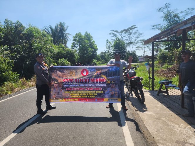 PERSONEL POLSEK PULAU PETAK LAKSANAKAN SOSIALISASI ILEGAL MINING KE MASYARAKAT GUNA PENCEGAHAN TAMBANG LIAR DI WILAYAH KECAMATAN PULAU PETAK